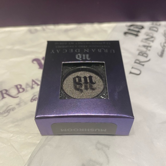 đ2/$20 - UD Eyeshadow Single in Mushroom, BNIB - Picture 5 of 7